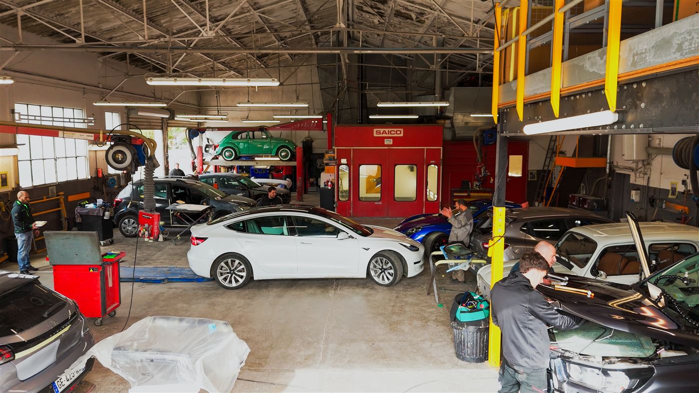 Vue d'ensemble de l'atelier du garage Carrosserie Magliolo à Porto-Vecchio