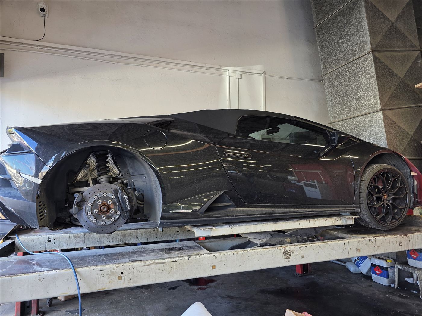 Lamborghini Huracán sur pont élévateur dans l'atelier de Porto-Vecchio