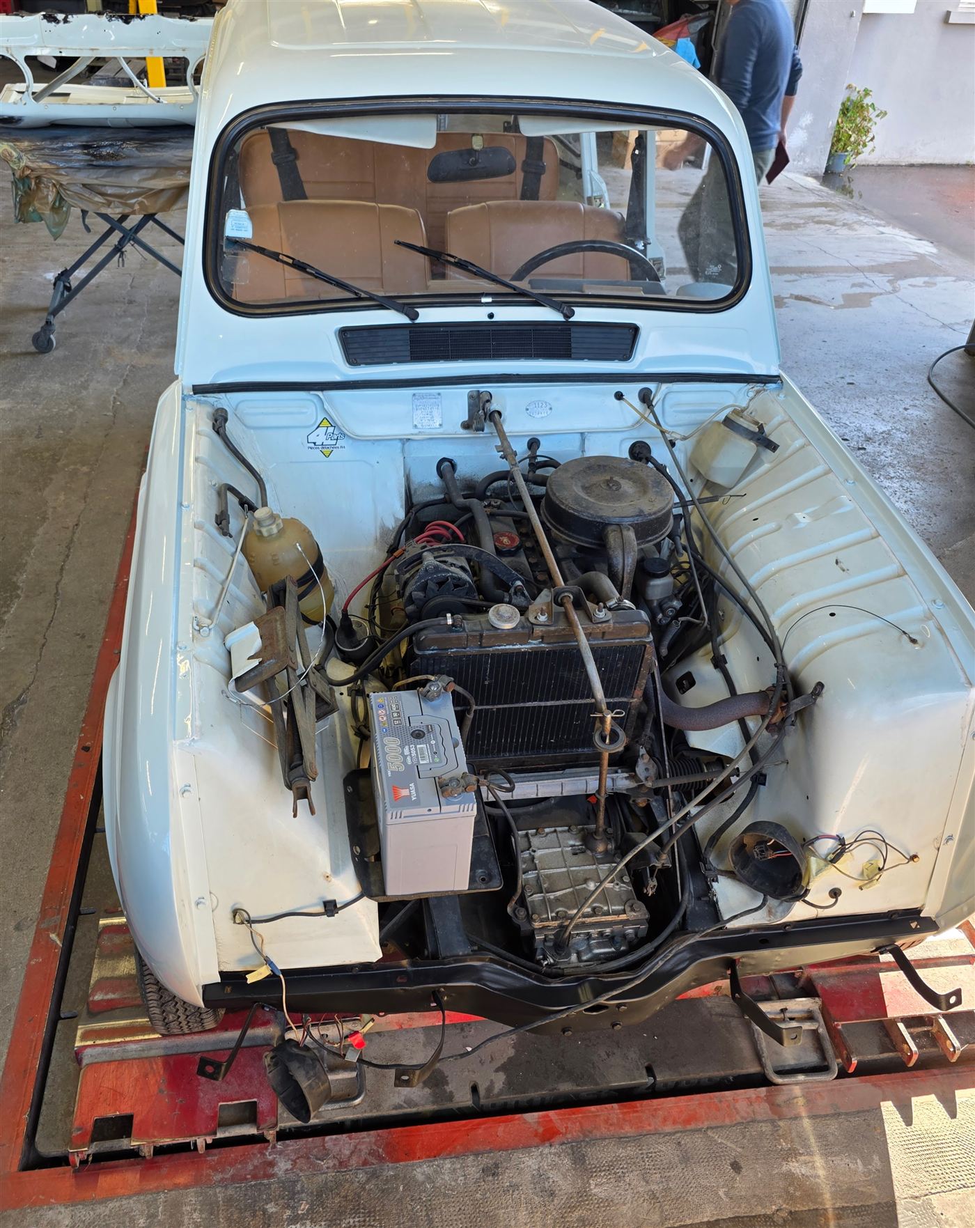 Remise en route mécanique du moteur d'une Renault 4L ancienne