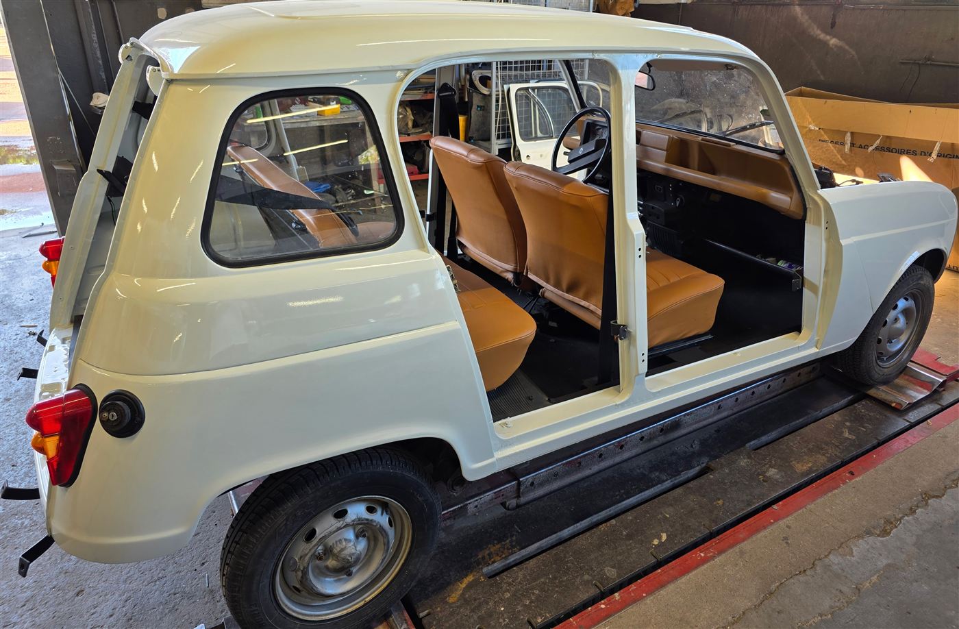 Renault 4L restaurée, carrosserie et sellerie remises à neuf