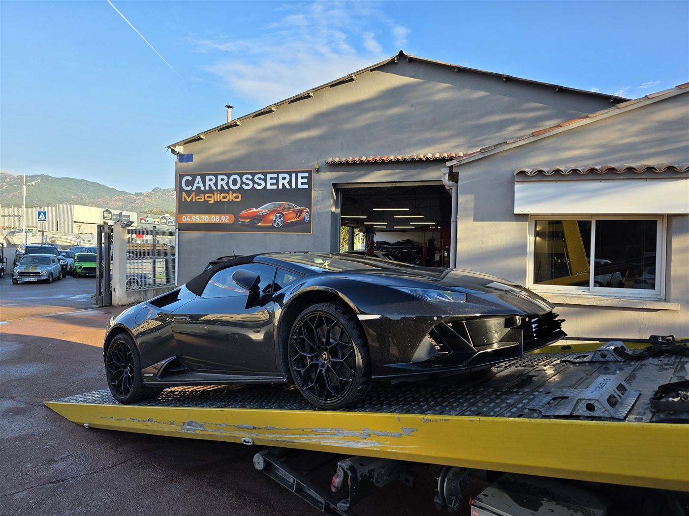 Lamborghini Huracán livrée sur plateau devant la Carrosserie Magliolo à Porto-Vecchio